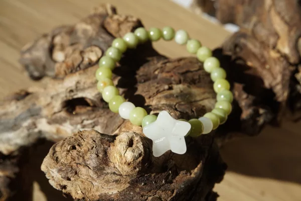 Bracelet Enfant – Péridot, Pierre de Lune & Fleur en Agate Blanche
